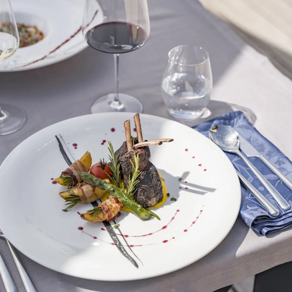 Piatto alpino-mediterraneo con carré d'agnello servito nel ristorante dell'Alpenflora