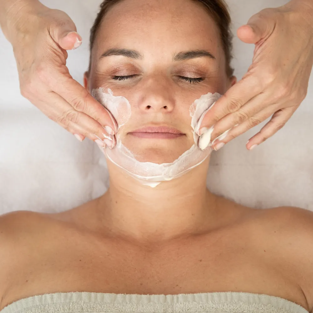 Gesichtsbehandlung mit Pflegemaske im Beautyzentrum La Fontana des Alpenflora