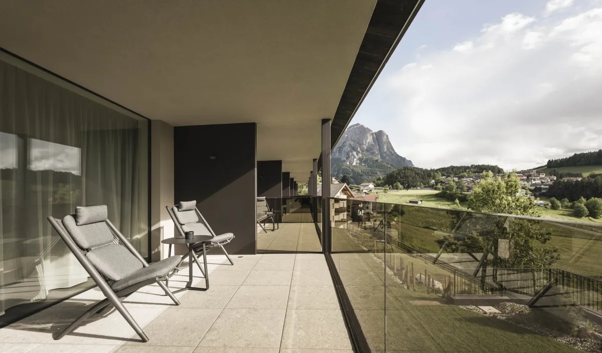 Liegen auf der Terrasse des Wellnessbereichs im Wellnesshotel Alpenflora mit Ausblick