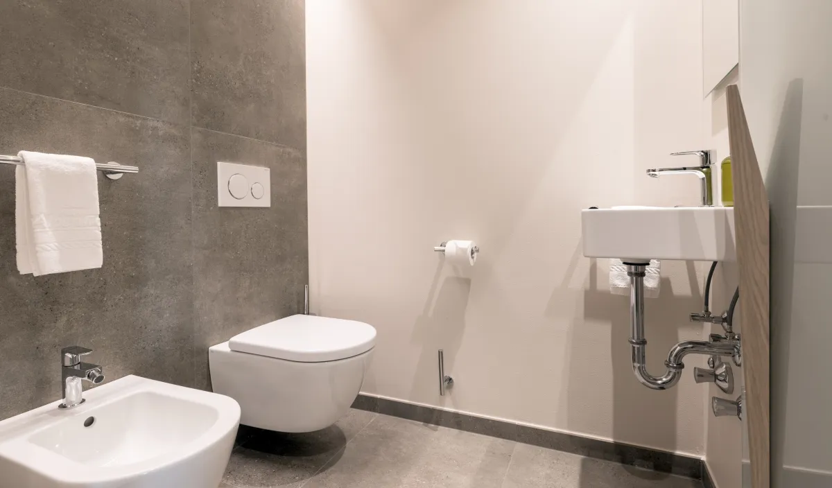 Separates WC mit Wand-WC, Bidet und Handwaschbecken im Zimmer Garden Romantic.