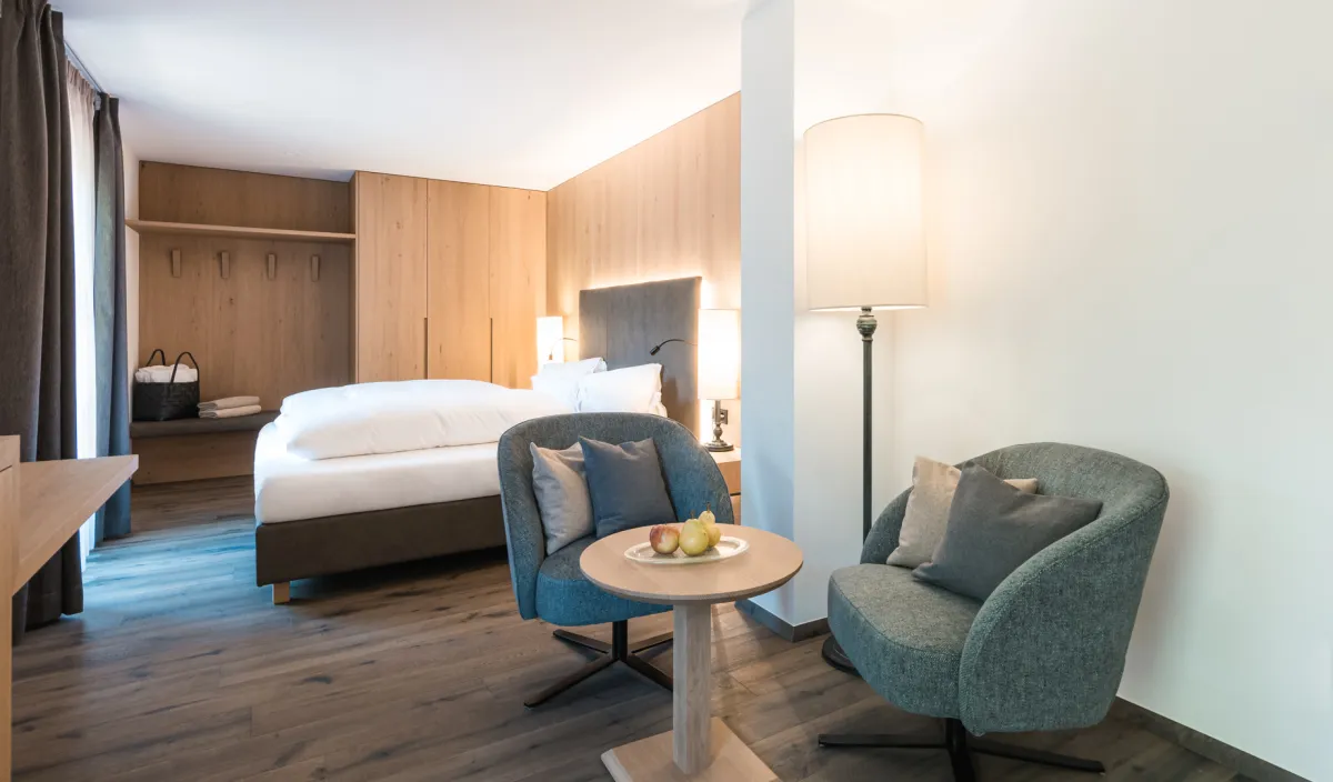Doppelzimmer Classic im Alpenflora mit Bett und moderner Einrichtung