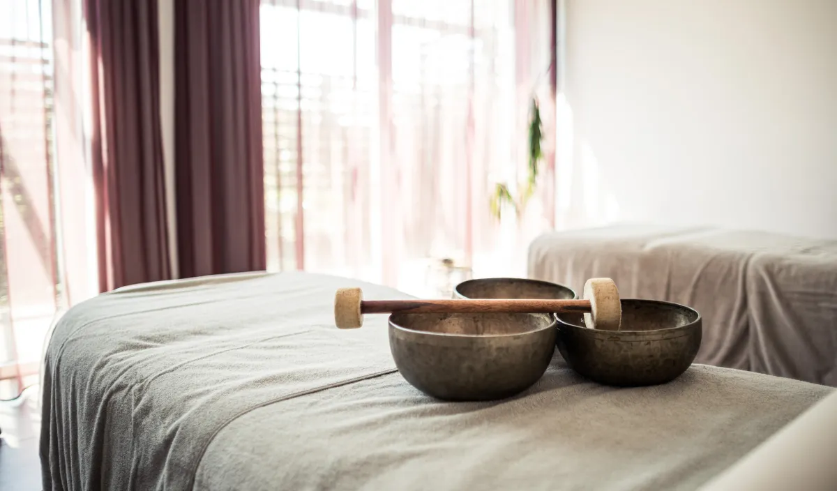 Klangschalen auf einer Massageliege im Beautyzentrum La Fontana des Wellnesshotels Alpenflora