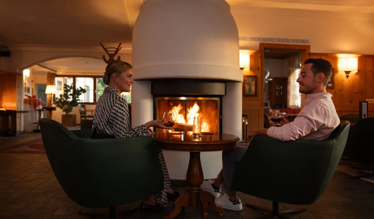Gemütlicher Loungebereich mit Kamin im Wellnesshotel Alpenflora