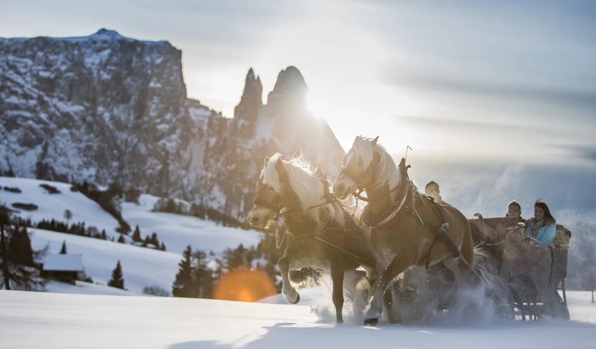 Verschneite Winterlandschaft mit Blick auf die Dolomiten bei Kastelruth