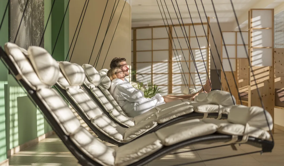 Ruheraum mit Liegen im Wellnessbereich des Alpenflora