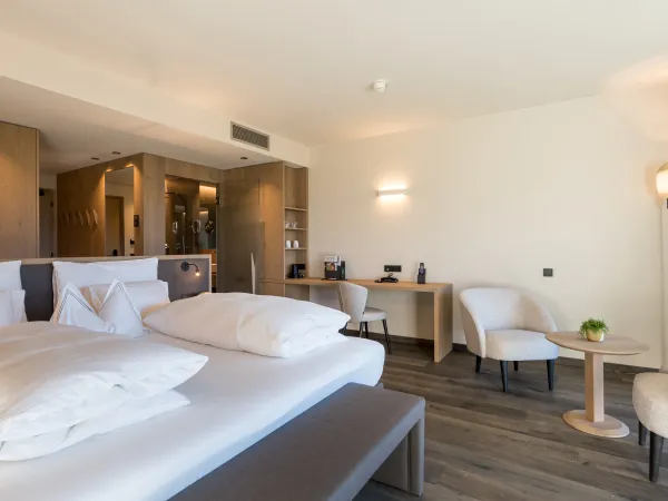 Doppelzimmer Garden Relax im Alpenflora mit Bett und Blick ins Grüne