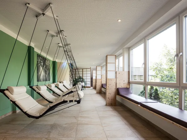 Ruheliegen an der Fensterfront im Wellnessbereich des Wellnesshotels Alpenflora