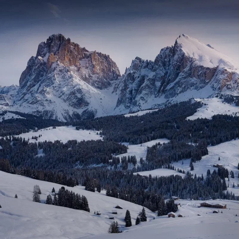 Paesaggio invernale innevato dell'Alpe di Siusi con le cime delle Dolomiti